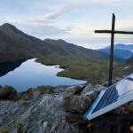 Panneau solaire posé en altitude près d'une étendue d'eau et de montagnes