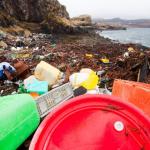 Déchets en plastique s'amoncelant sur la côte