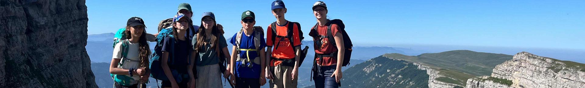 groupe de rangers en montagne